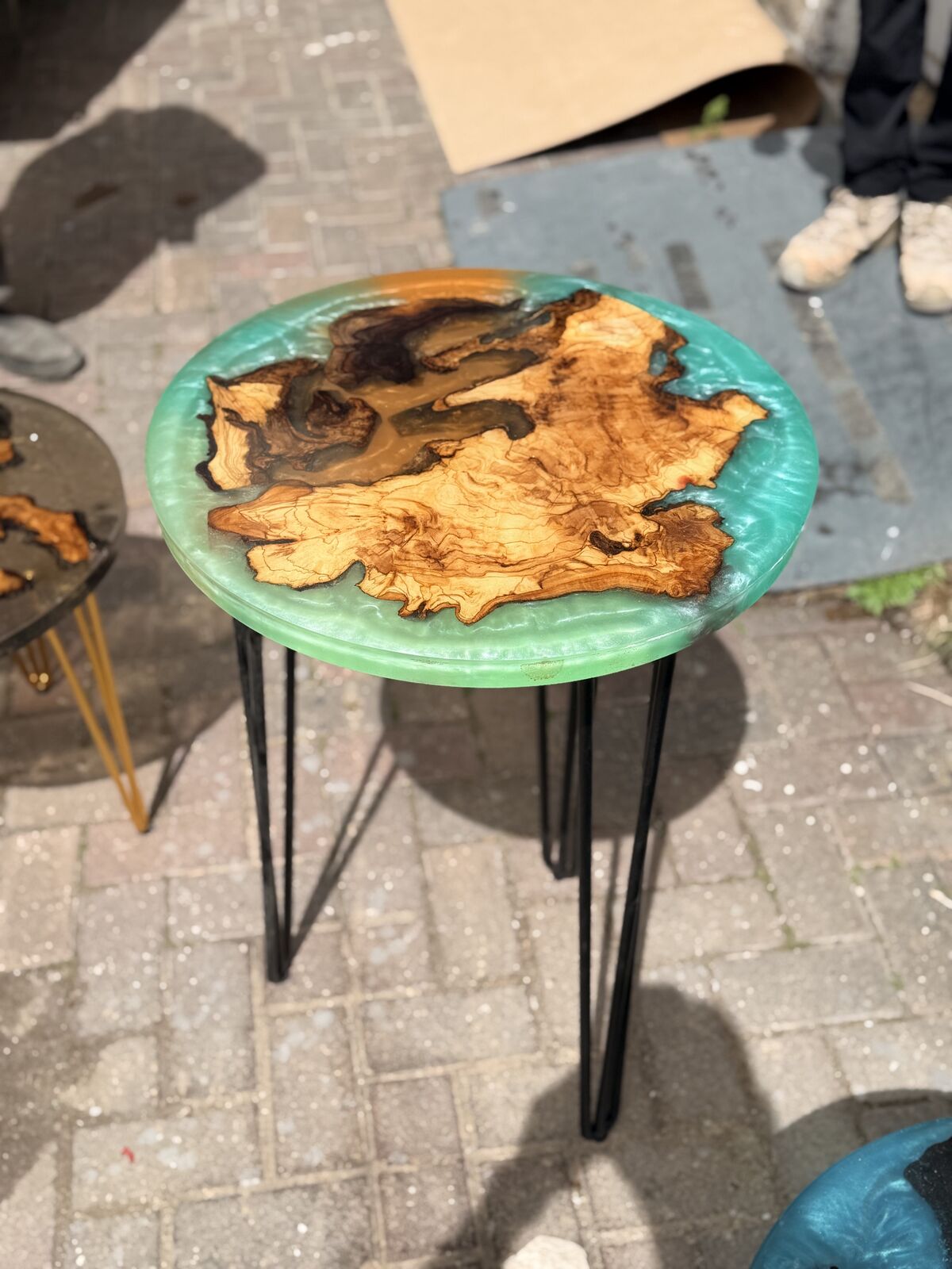שולחן עגול בגוון טורקיז מעץ ואפוקסי