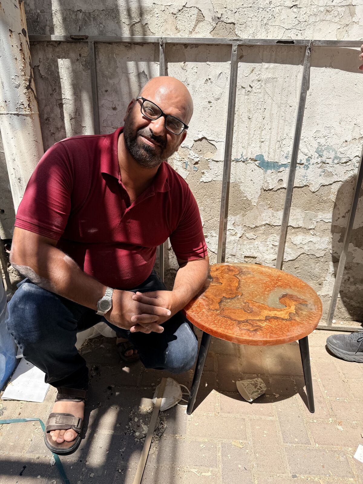 משתתף עם שולחן שיצר בסדנה