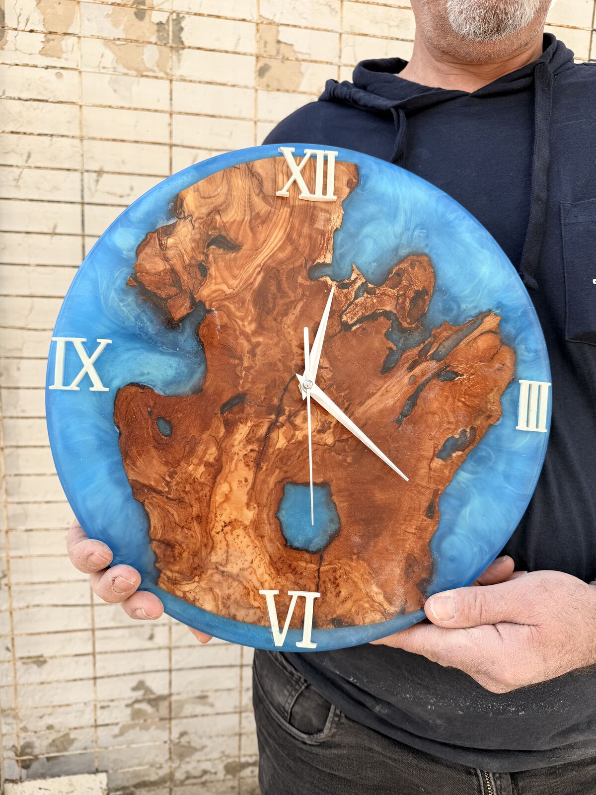 שעון קיר אפוקסי בגוון תכלת
