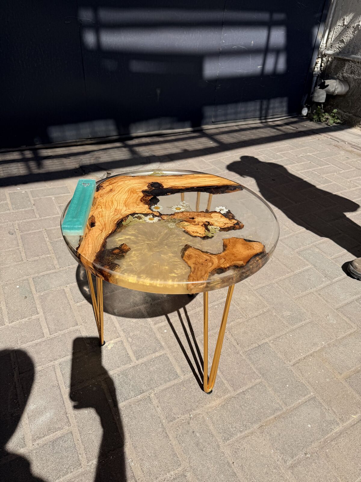 שולחן צד עגול עם שורש עץ