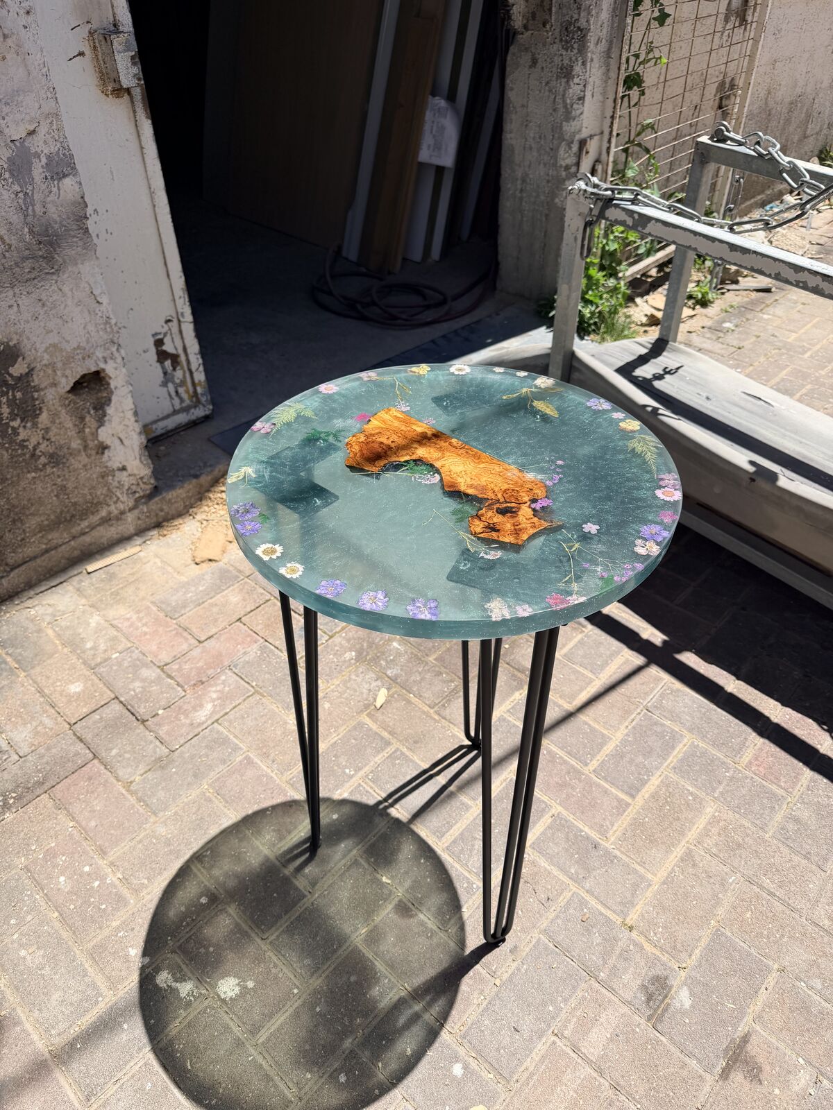 שולחן עגול בגוון ים