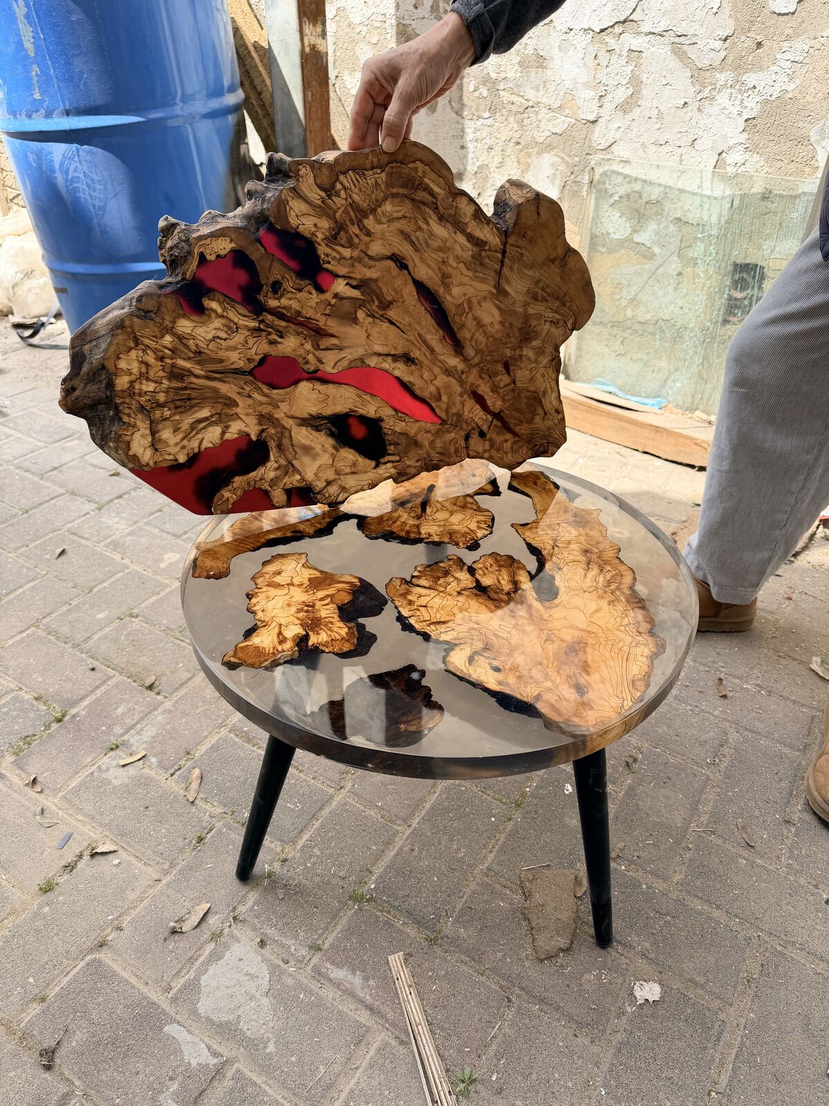 שולחן עגול עם שורש עץ מרכזי