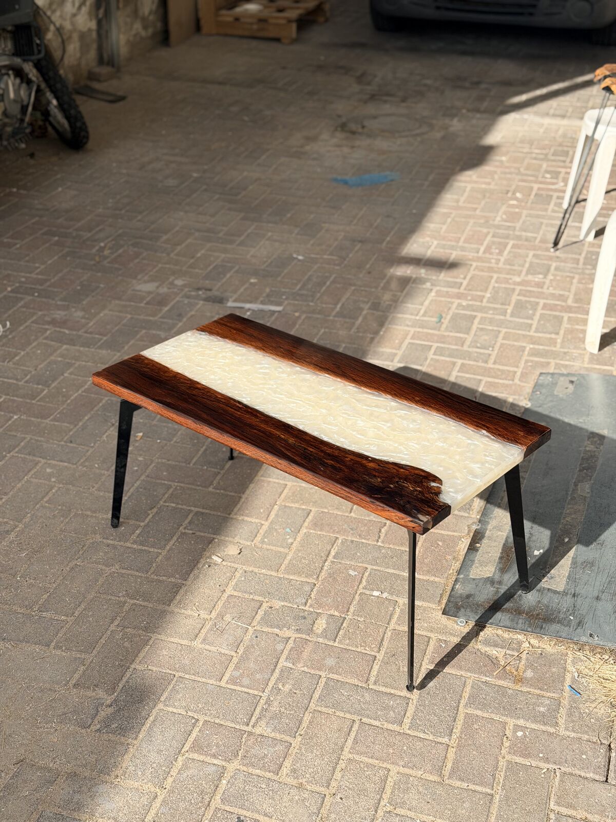 שולחן סלון עץ ואפוקסי שייצרנו בבית המלאכה