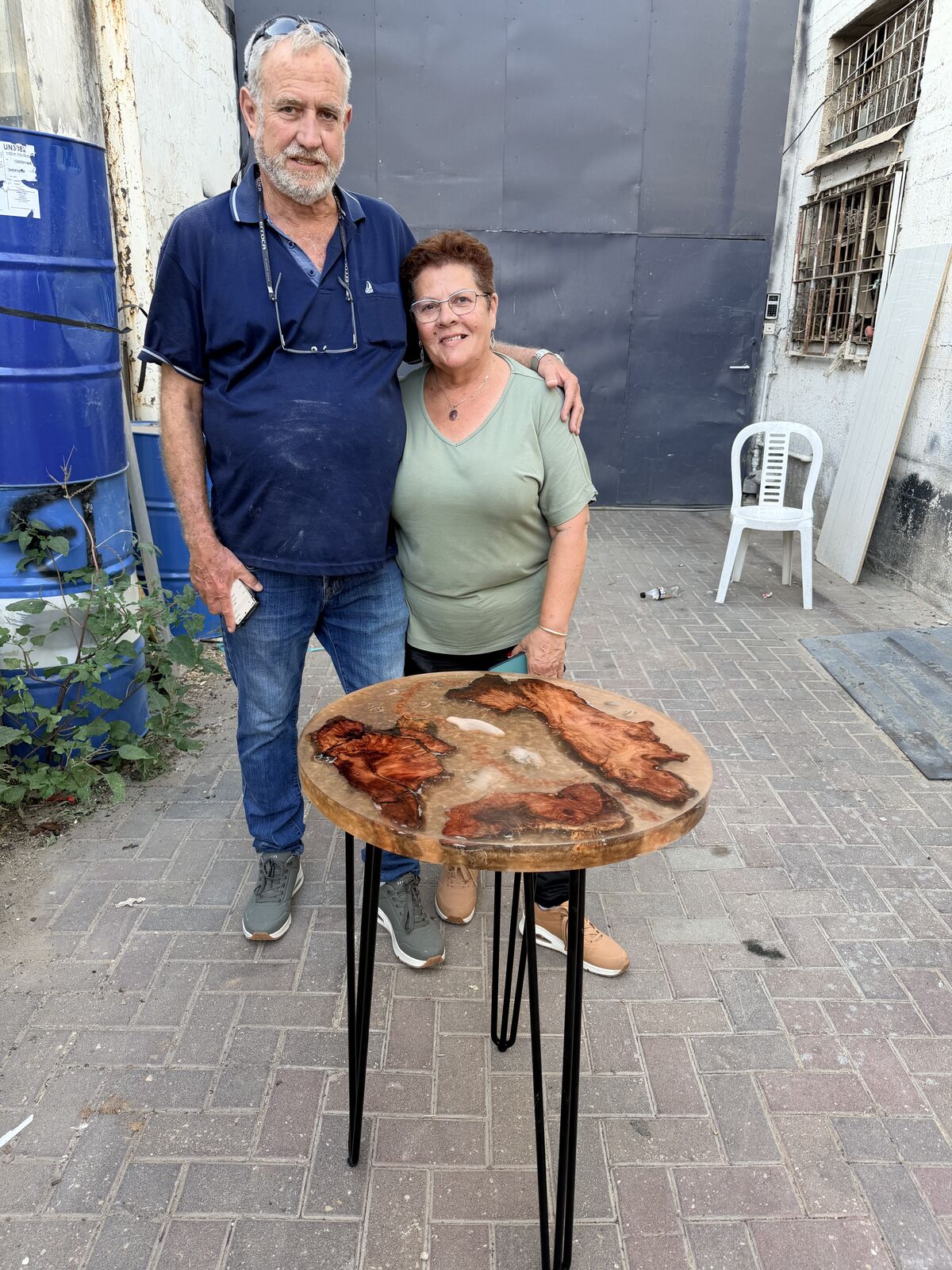 זוג עם השולחן שיצרו יחד